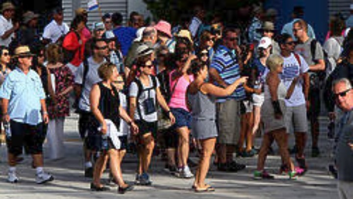 «Εγκλωβισμένοι» στην Κέρκυρα περισσότεροι από 3.000 τουρίστες μετά την κατάρρευση της Thomas Cook