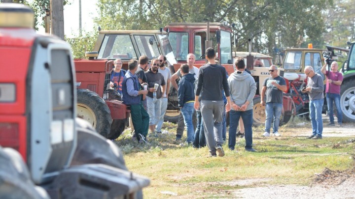 Αγροτικό συλλαλητήριο με τρακτέρ στον κόμβο του Πλατυκάμπου