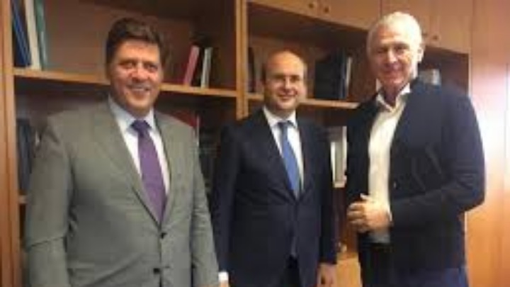 Συνάντηση των Κ. Χατζηδάκη, Μ. Βαρβιτσιώτη, με τον δήμαρχο, Αν. Παχατουρίδη, για χρηματοδότηση «πράσινων» έργων στο Περιστέρι