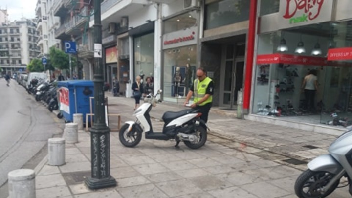 Επιχείρηση της τροχαίας και της δημοτικής αστυνομίας για τα παράνομα σταθμευμένα δίκυκλα σε πεζοδρόμια