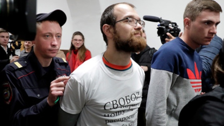 Αφέθηκε ελεύθερος ο συλληφθείς εθελοντής Αλεξέι Μινάιλο