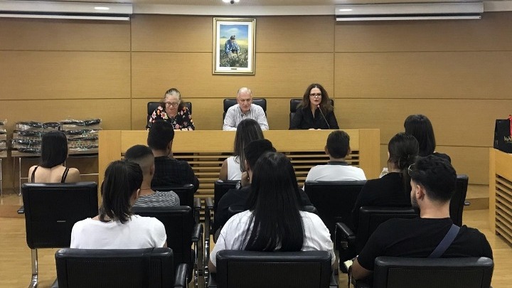 Ηλεκτρονικούς υπολογιστές δώρισε η ΠΕΔ-ΚΜ σε νέους και νέες Ρομά