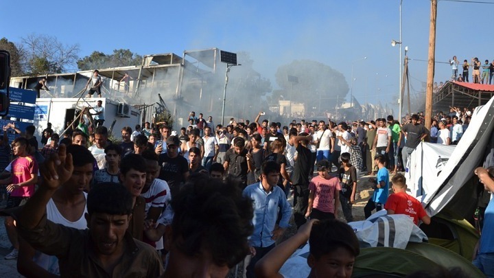 Τραγικό γεγονός χαρακτηρίζει η Κομισιόν την πυρκαγιά στη Μόρια.