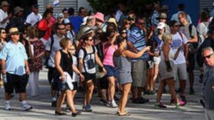 Insete: Ανοδικά κινήθηκαν έσοδα και αφίξεις τουριστών στην Ελλάδα, τον Αύγουστο