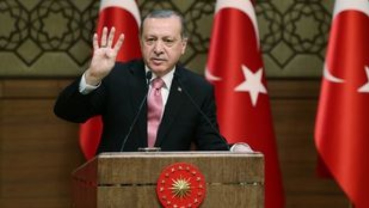 Οργή και απειλές του Ερντογάν κατά του Μουσταφά Ακιντζί: «Εχει τελείως ξεπεράσει τα όρια»