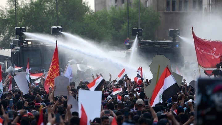 Απαγόρευση κυκλοφορίας στη Βαγδάτη – Tουλάχιστον 9 νεκροί στις μαζικές κινητοποιήσεις