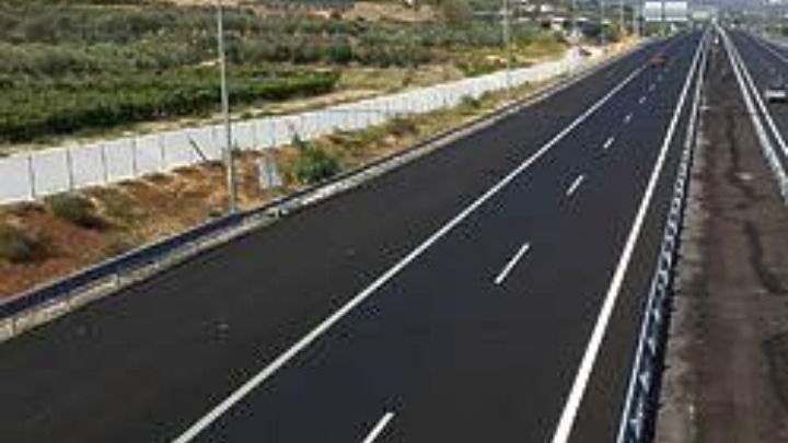 Έσπασε πλάτανος και παρέσυρε καλώδια στην ε.ο. Λαμίας – Καρπενησίου