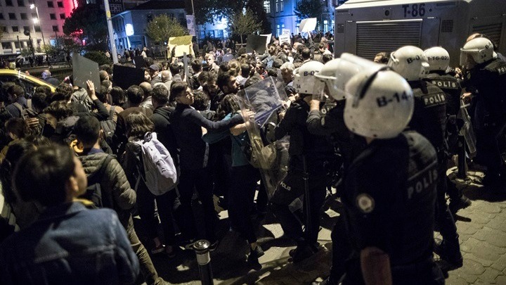 Χιλιάδες Κούρδοι του Ιράκ διαδηλώνουν κατά της τουρκικής επιχείρησης στη Συρία