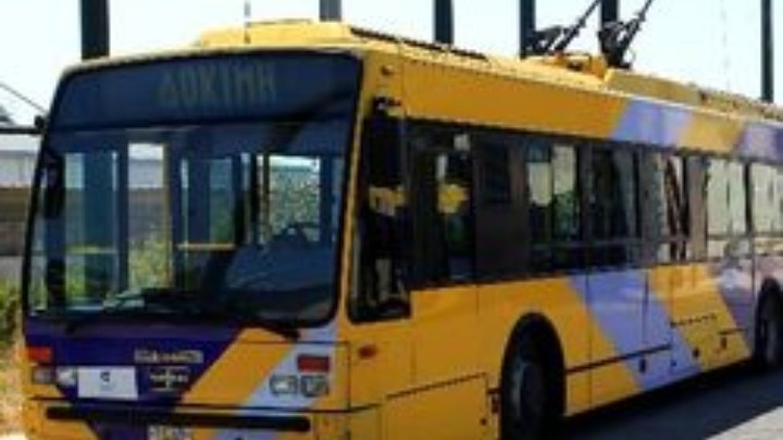 Χωρίς τραμ, ηλεκτρικό και μετρό από 12.00 εως 15.00 λόγω στάσης εργασίας. Ακινητοποιημένα τρένα και προαστιακός λόγω 24ωρης απεργίας