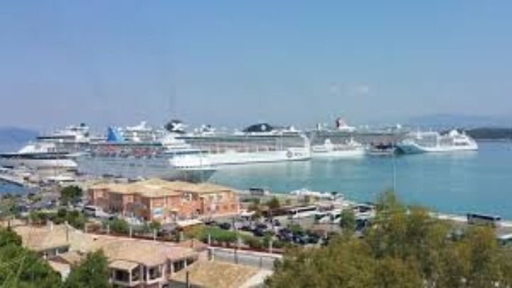 «Δεμένα» τα πλοία ανοιχτού τύπου στα λιμάνια της Κέρκυρας λόγω της κακοκαιρίας