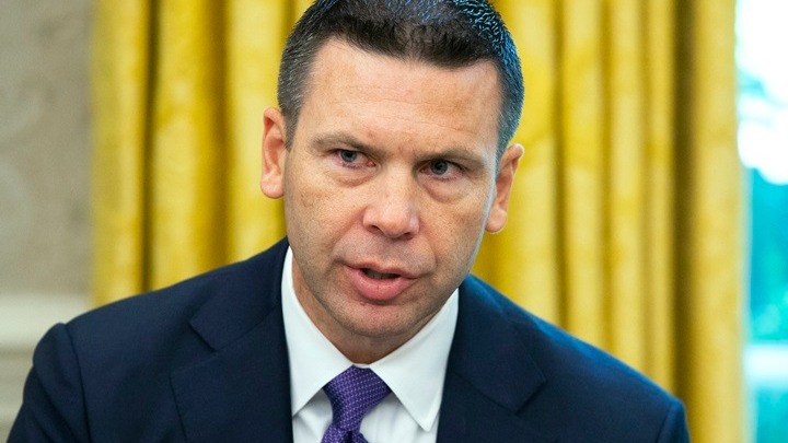 Διαδηλωτές κατά του προέδρου Τραμπ γιούχαραν τον υπουργό που είναι επιφορτισμένος με το θέμα της μετανάστευσης
