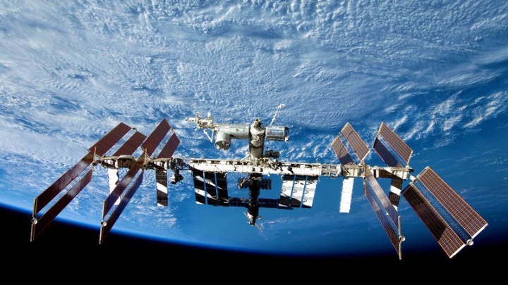 Δύο αστροναύτες της NASA «περπάτησαν» έξω από τον ΔΔΣ για να αλλάξουν μπαταρίες στα ηλιακά πάνελ