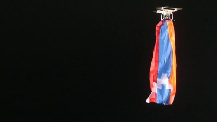 Εισβολή drone με… σημαία Αρτσαχ σε αγώνα του Europa League (vid)