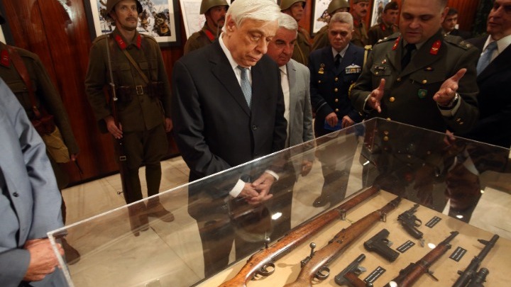 Έκθεση με προσωπικά αντικείμενα πεσόντων του 1940 εγκαινίασε ο ΠτΔ