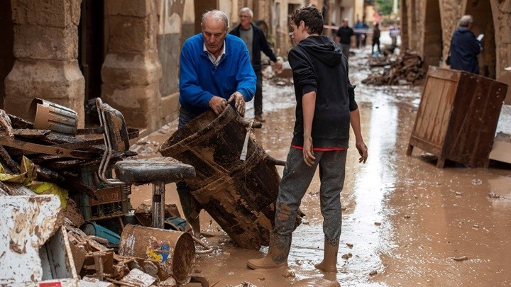 Ένας νεκρός και 4 αγνοούμενοι στις πλημμύρες που σαρώνουν την Ισπανία