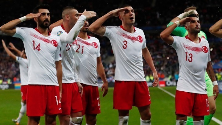 Η UEFA ξεκίνησε  την έρευνα για τους στρατιωτικούς χαιρετισμούς των Τούρκων