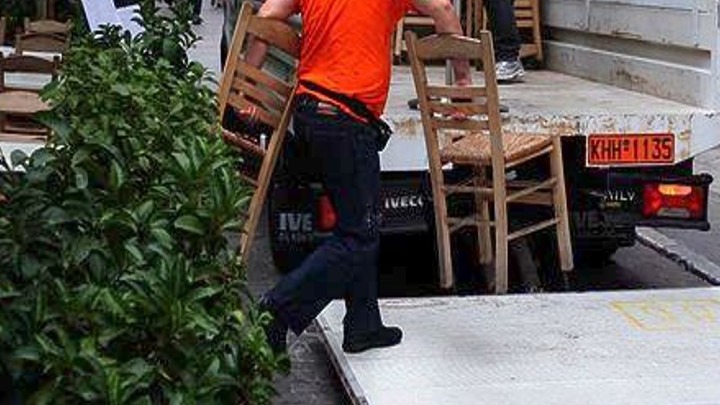 Η δημοτική αρχή απομάκρυνε τραπεζοκαθίσματα από το κέντρο της πόλης