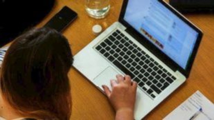 Η υπερβολική χρήση ηλεκτρονικών συσκευών και μέσων κοινωνικής δικτύωσης επηρεάζουν την υγεία των εφήβων