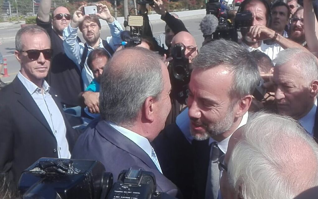 Καταχειροκροτήθηκε ο Καραμανλής έξω απ’το δημαρχείο Θεσσαλονίκης(vd)
