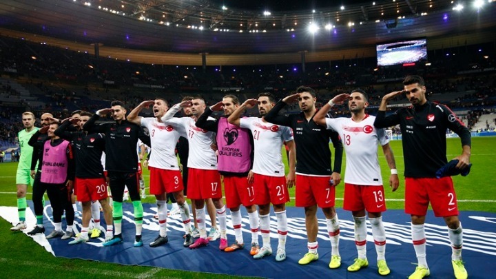 Οι Τούρκοι διεθνείς χαιρέτησαν πάλι στρατιωτικά
