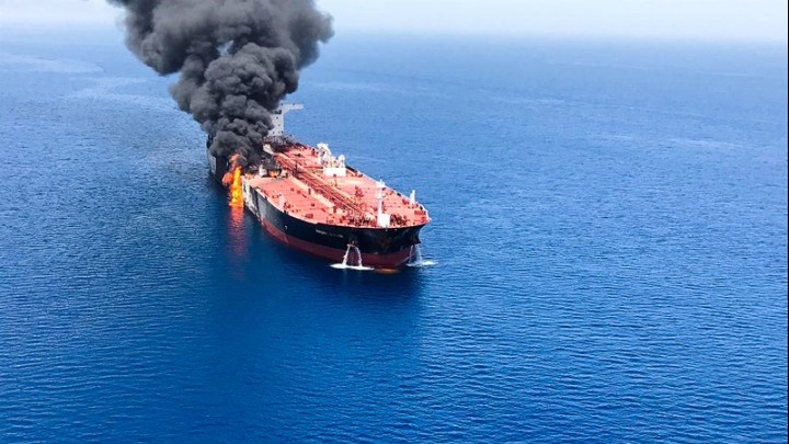 Πυρκαγιά ξέσπασε μετά από έκρηξη σε ιρανικό τάνκερ που πλέει κοντά στην Τζέντα