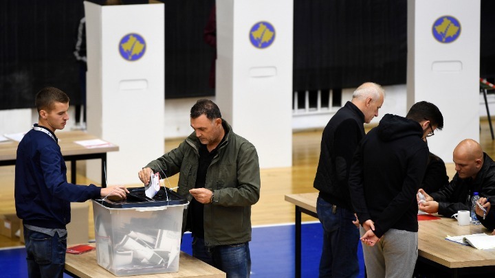 Το αριστερό κίνημα «Αυτοδιάθεση» φέρεται νικητής των εκλογών στο Κόσοβο