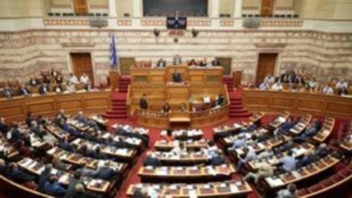 Υπερψηφίστηκε με ευρεία πλειοψηφία το “αντικαπνιστικό νομοσχέδιο”