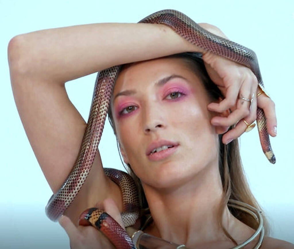 GNTM: Φίδι μπήκε στο παντελόνι παίκτριας! (vd)
