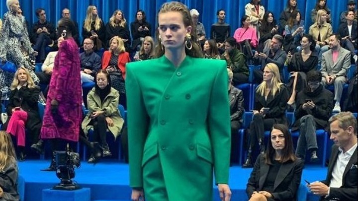 O Demna Gvasalia παρουσίασε τις δημιουργίες του σε ένα σκηνικό που θύμιζε το Ευρωπαϊκό Κοινοβούλιο
