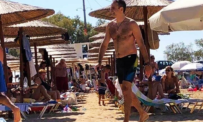 Ο Κυριάκος Μητσοτάκης για μπάνιο στη θάλασσα (pics)