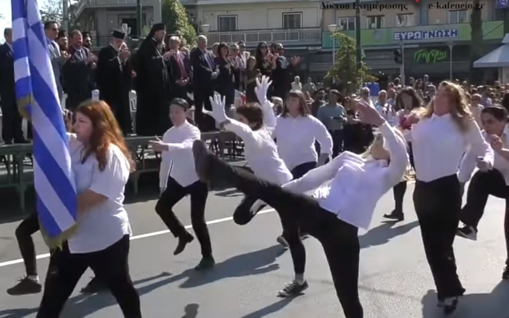 Νέα Φιλαδέλφεια: Τι λένε τα κορίτσια για την… παρέλαση (vd)