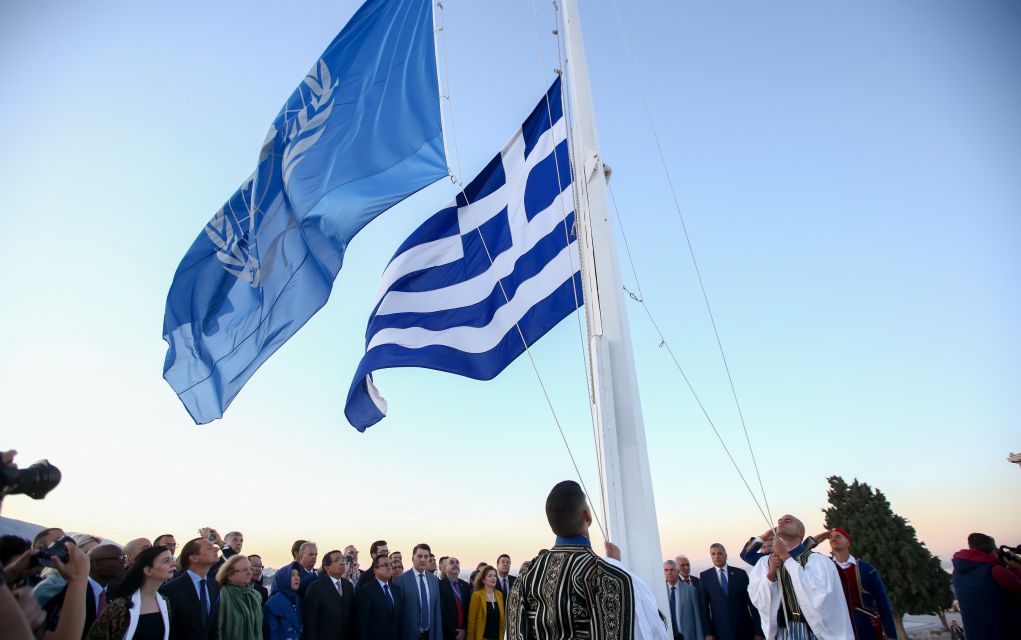 Η σημαία του ΟΗΕ στον ιερό βράχο της Ακρόπολης