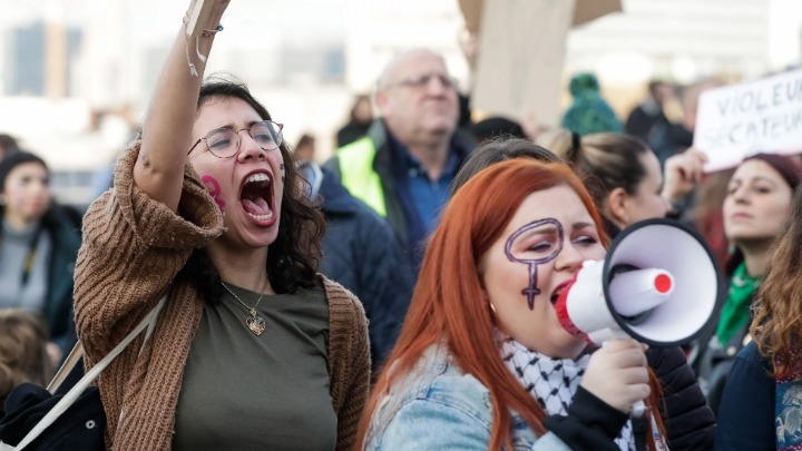 Χιλιάδες άνθρωποι στους δρόμους των Βρυξελλών κατά της βίας σε βάρος των γυναικών