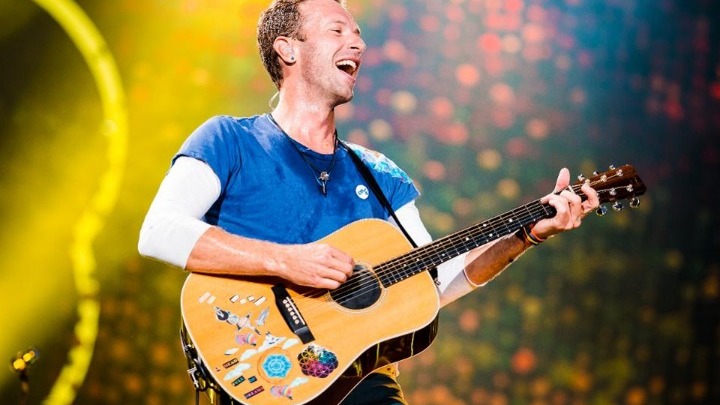 Οι Coldplay παίρνουν μέρος στη συζήτηση για τον έλεγχο των όπλων με το νέο τραγούδι τους “Guns”