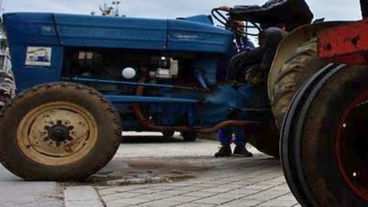 Τρίκαλα: Πρόβλημα με τον άξονα το τρακτέρ στο οποίο ανέβηκε ο Τσίπρας