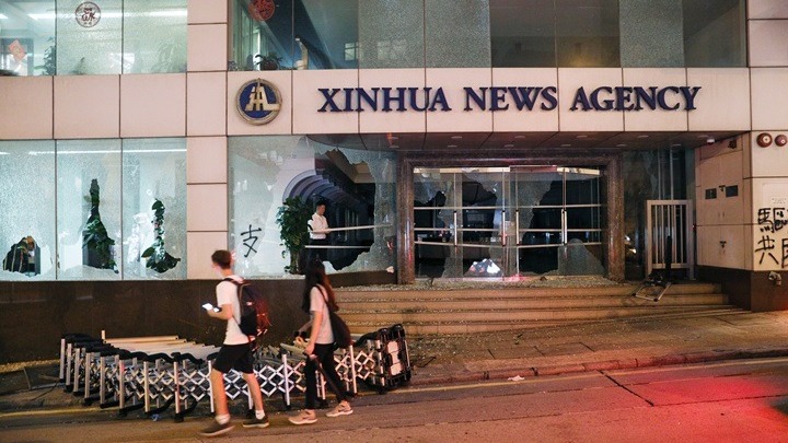 Βανδαλισμοί από διαδηλωτές στα γραφεία του Xinhua στο Χονγκ Κονγκ