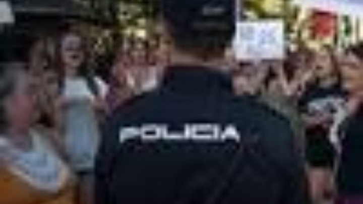 Βαρκελόνη: δικαστήριο αθώωσε πέντε άνδρες που βίασαν 14χρονο αναίσθητο κορίτσι, αφού “δεν άσκησαν βία”