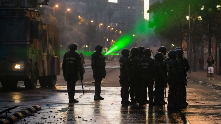 Χιλή: Η αστυνομία εμπόδισε νοσοκόμους να προσφέρουν βοήθεια σε διαδηλωτή που υπέστη καρδιακή ανακοπή