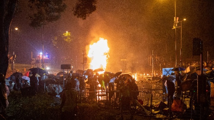 Χονγκ Κονγκ: Οι διαδηλωτές πυρπόλησαν την είσοδο του Πολυτεχνείου