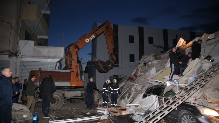 Δεκαπέντε νεκροί, 600 τραυματίες από την ισχυρή σεισμική δόνηση 6,4 Ρίχτερ στην Αλβανία