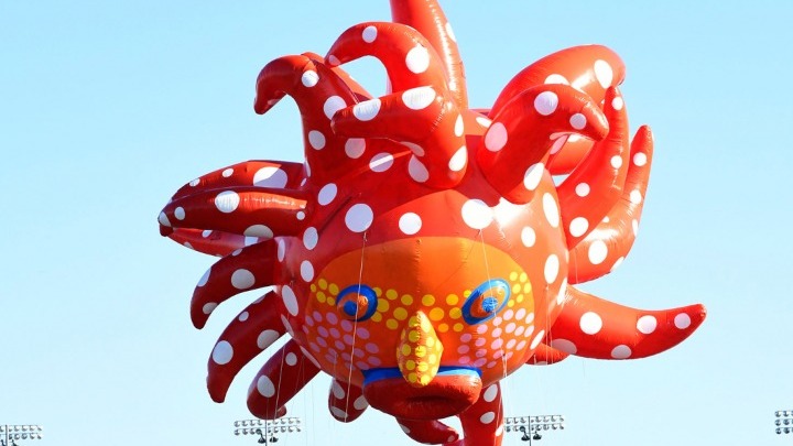 Ένα μπαλόνι-ήλιος από τη Yayoi Kusama για την Ημέρα των Ευχαριστιών