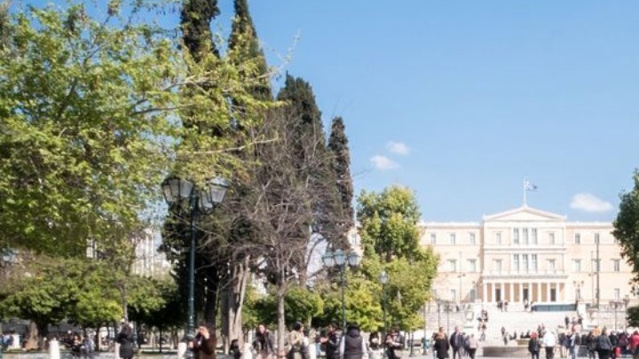 Δήμος Αθηναίων: Επιχείρηση καθαριότητας της πλατείας Συντάγματος