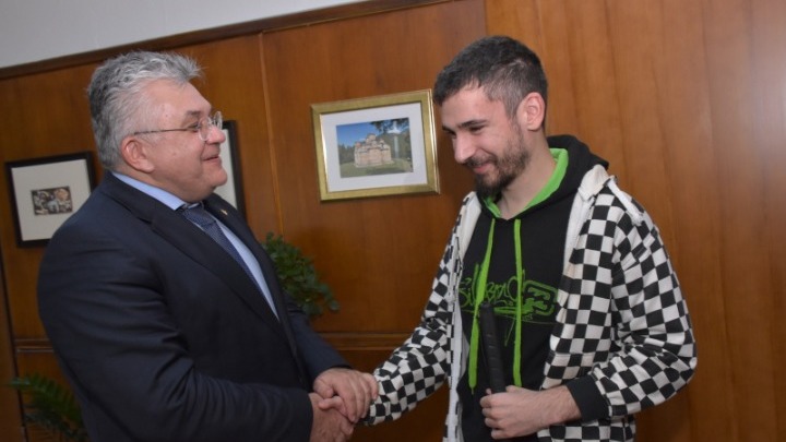 Έπρεπε να ανακαλύπτω συνεχώς τον δρόμο”, λέει ο τυφλός απόφοιτος του ΑΠΘ, Αργύρης Κουμτζής
