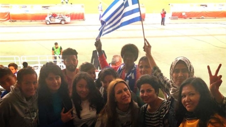 Γυναικεία ομάδα προσφύγων δίπλα στην εθνική ομάδα