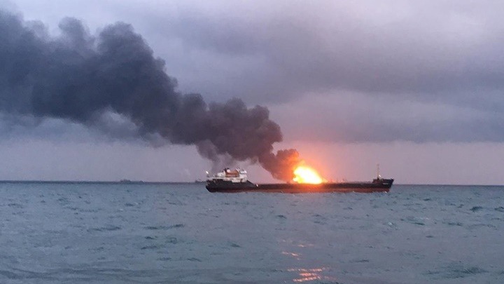 Η Μόσχα παρέδωσε στο Κίεβο τα τρία πολεμικά πλοία που είχε συλλάβει πέρυσι πριν από προγραμματισμένη σύνοδο κορυφής για την ανατολική Ουκρανία