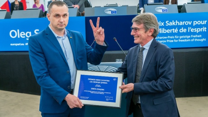 Η Ρωσία θέλει να υποτάξει την Ουκρανία, δήλωσε ο Όλεγκ Σεντσόφ κατά την παραλαβή του βραβείου Ζαχάροφ