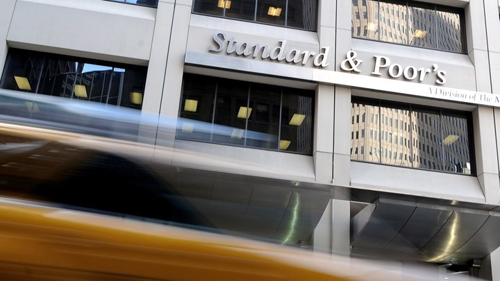 Η Standard & Poor’s αναβάθμισε τη ΔΕΗ σε B- με σταθερές προοπτικές