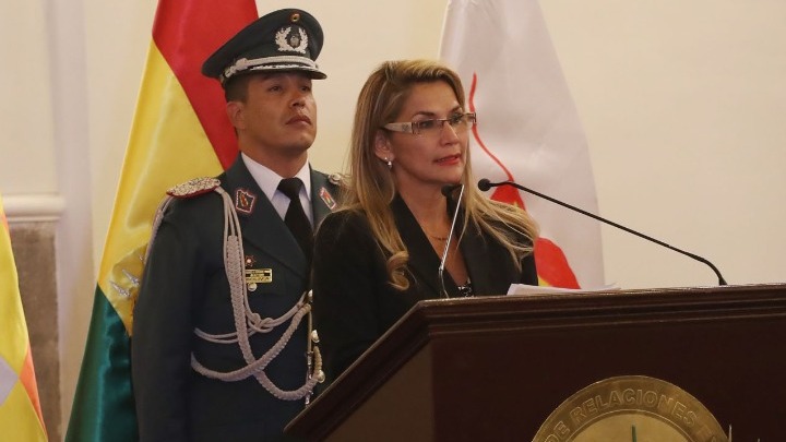Η αυτοανακηρυχθείσα πρόεδρος Άνιες διόρισε νέα κυβέρνηση – Έτοιμος να επιστρέψει δηλώνει ο Μοράλες