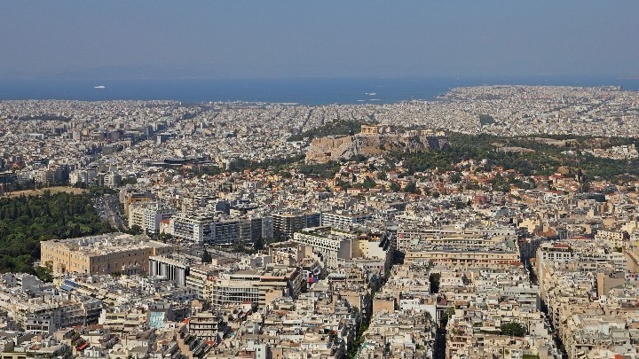 Η φυγή των κατοίκων του κέντρου της Αθήνας και η έλευση των τουριστών