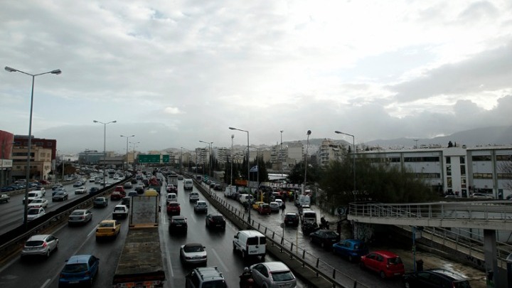 Ιδιαίτερα αυξημένη η κίνηση σε βασικούς οδικούς άξονες της Αττικής